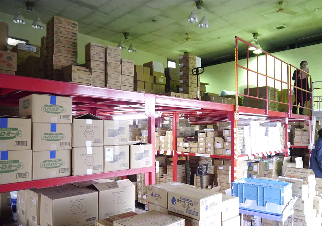 オフィスの階下の倉庫には約2,000種の商品がある